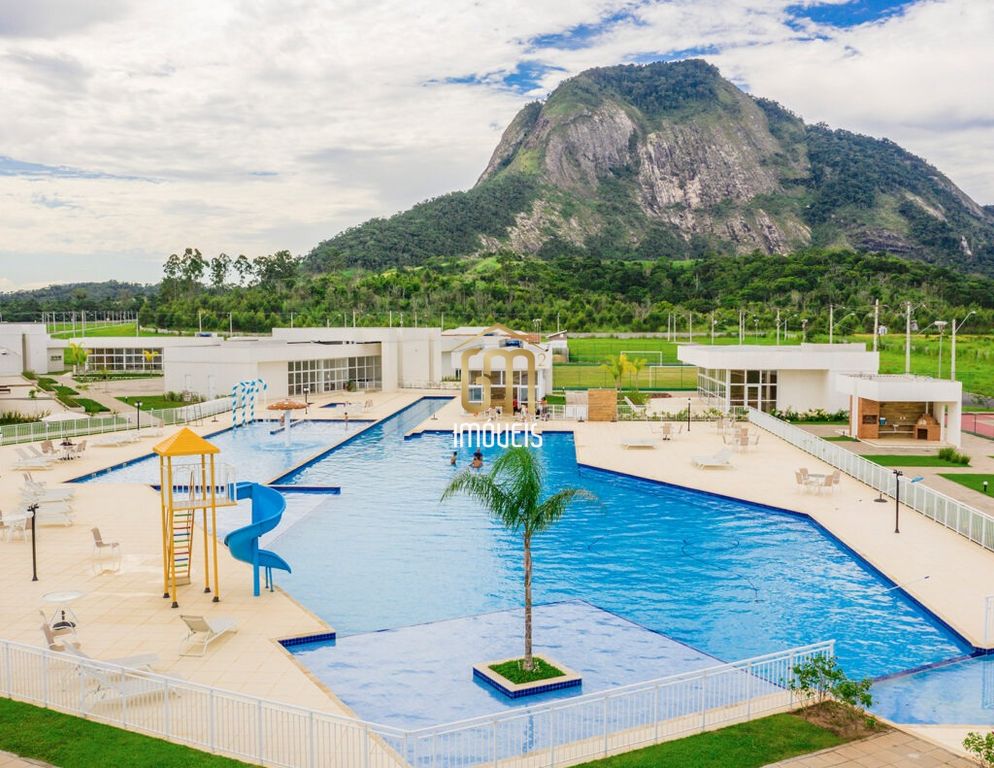 Piscina de condomínio em Cajueiros, Maricá, com a Pedra de Itaipuaçu ao fundo